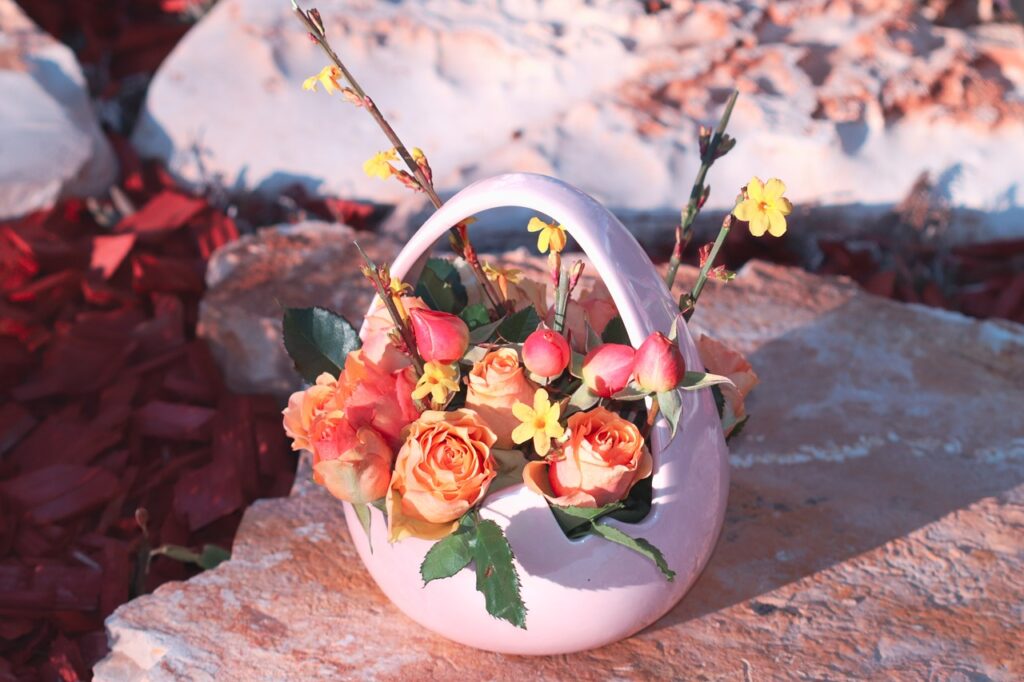 Fotografi på en vas med vårblommor i rosa toner.
